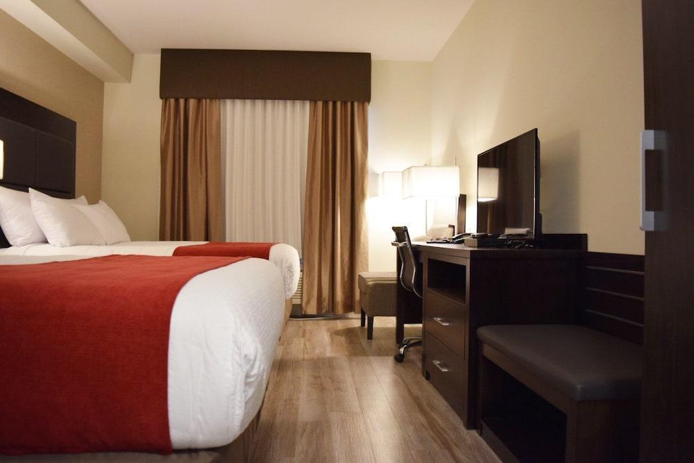 Days Inn By Wyndham 100 Mile House Екстериор снимка