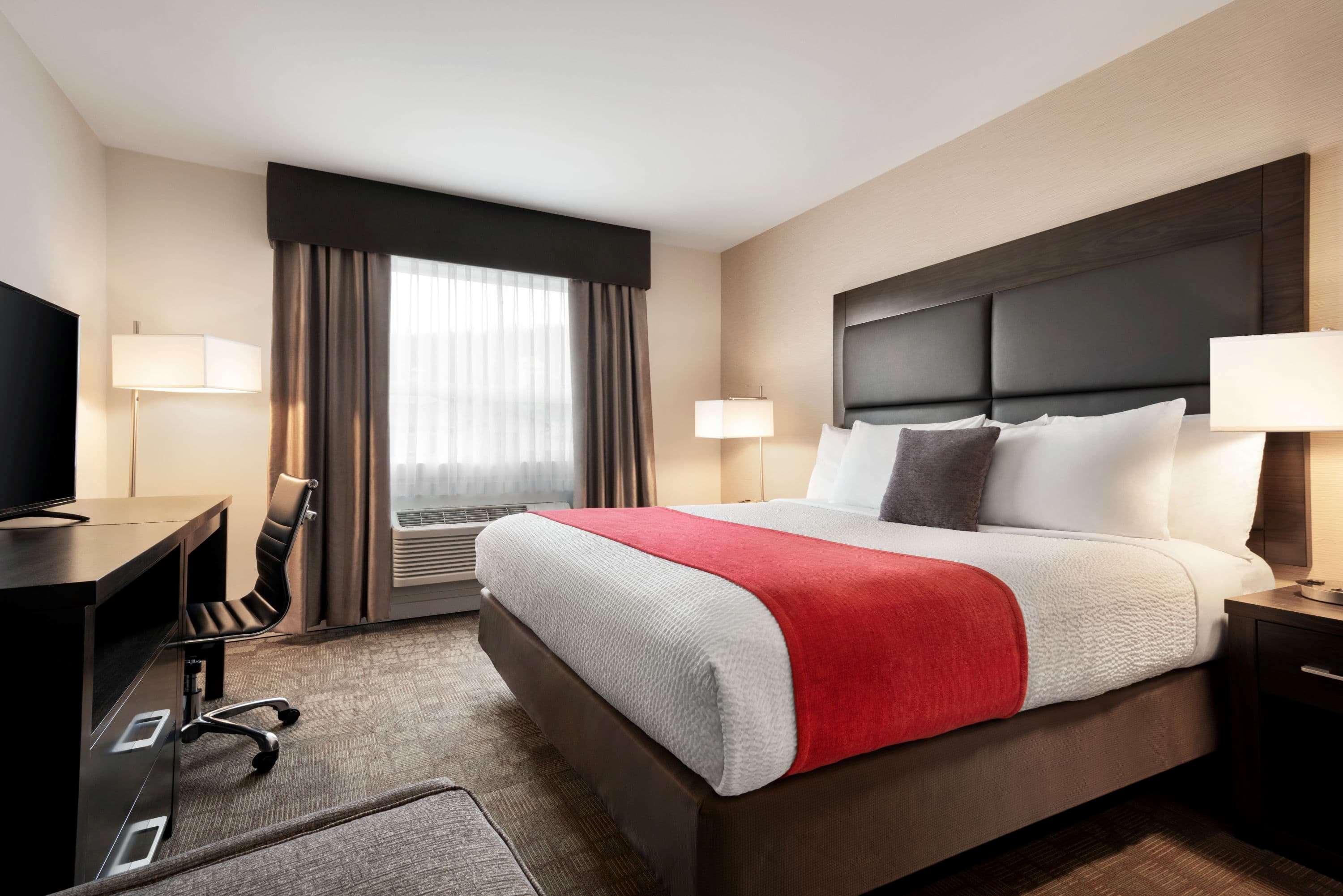 Days Inn By Wyndham 100 Mile House Екстериор снимка