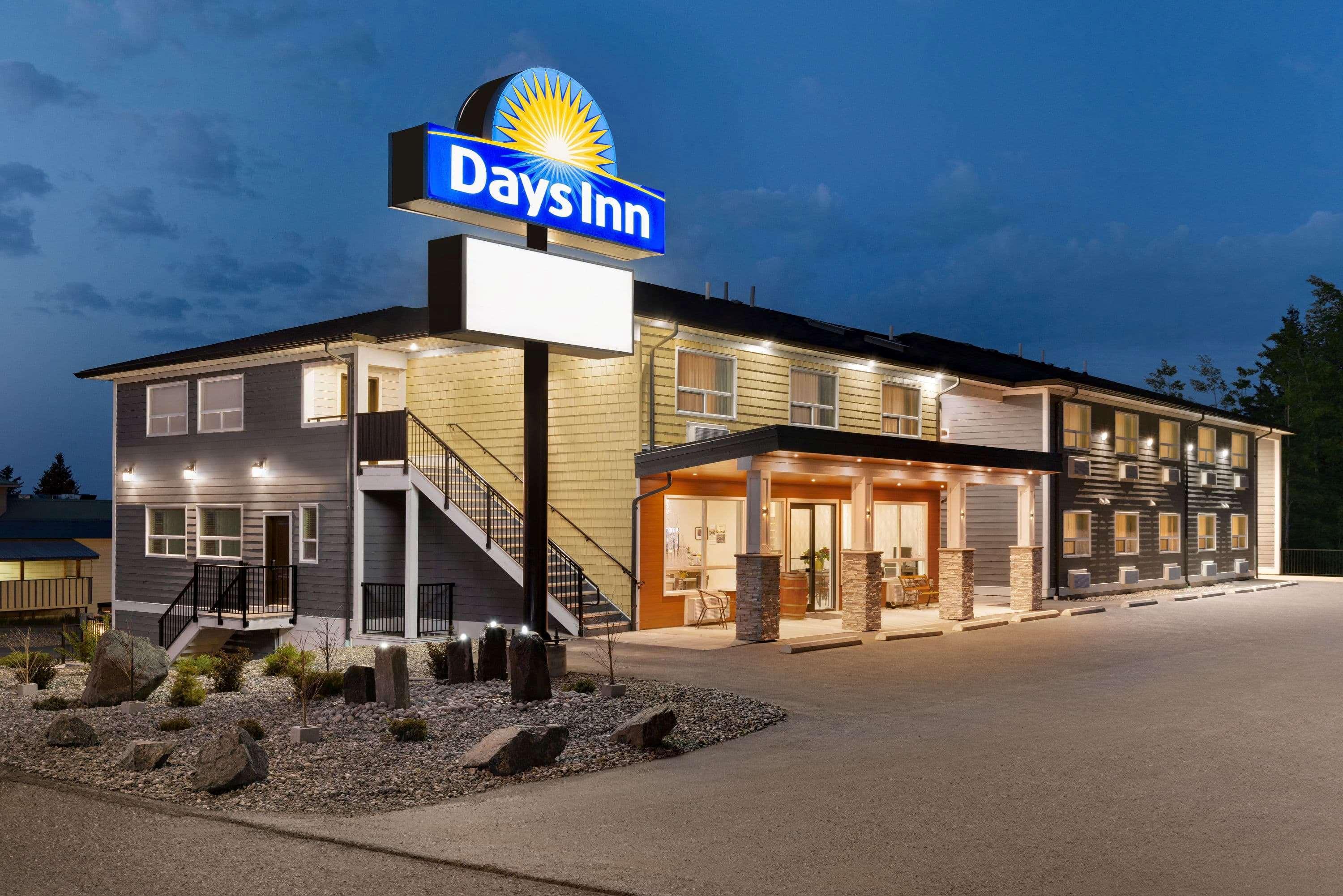 Days Inn By Wyndham 100 Mile House Екстериор снимка