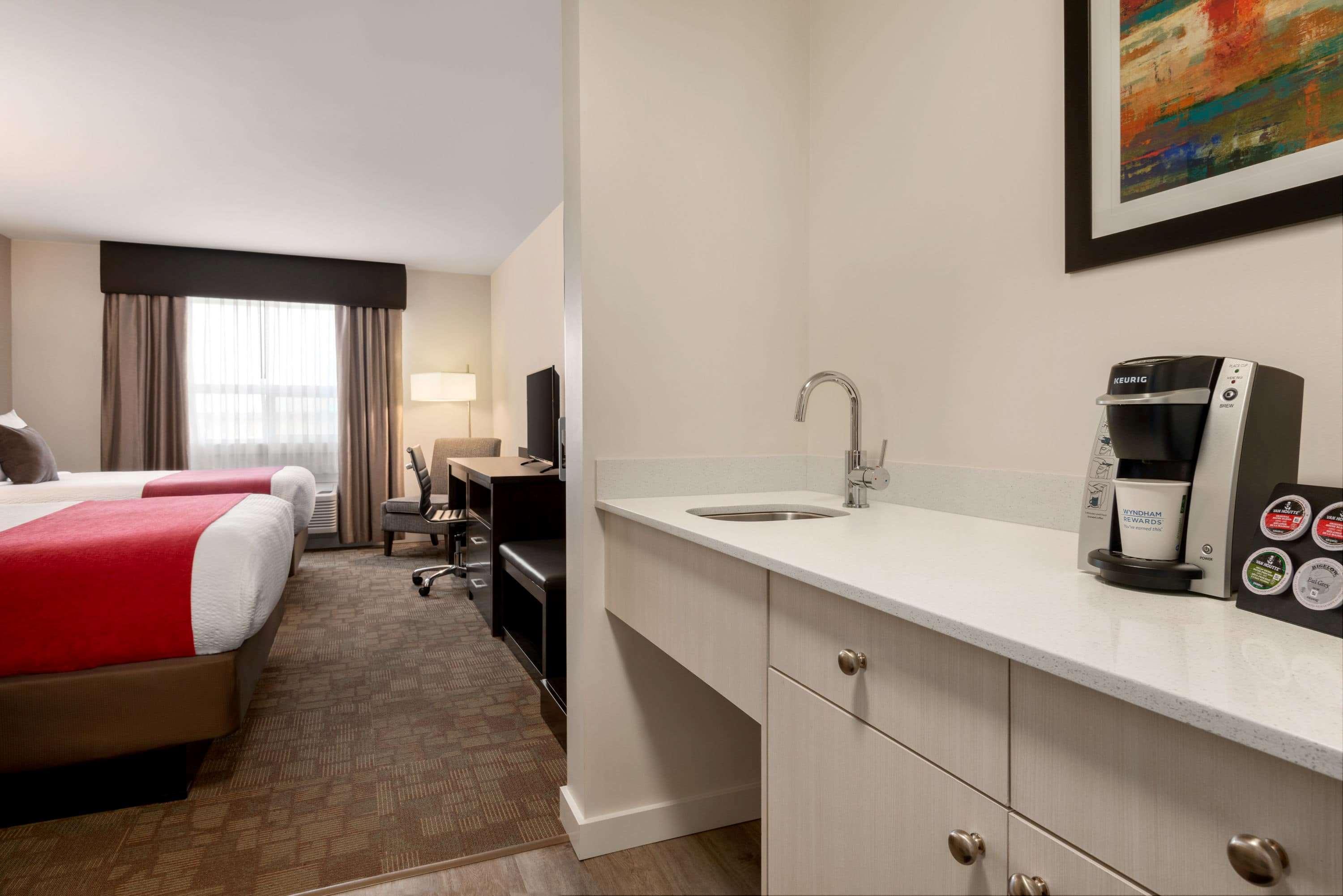 Days Inn By Wyndham 100 Mile House Екстериор снимка
