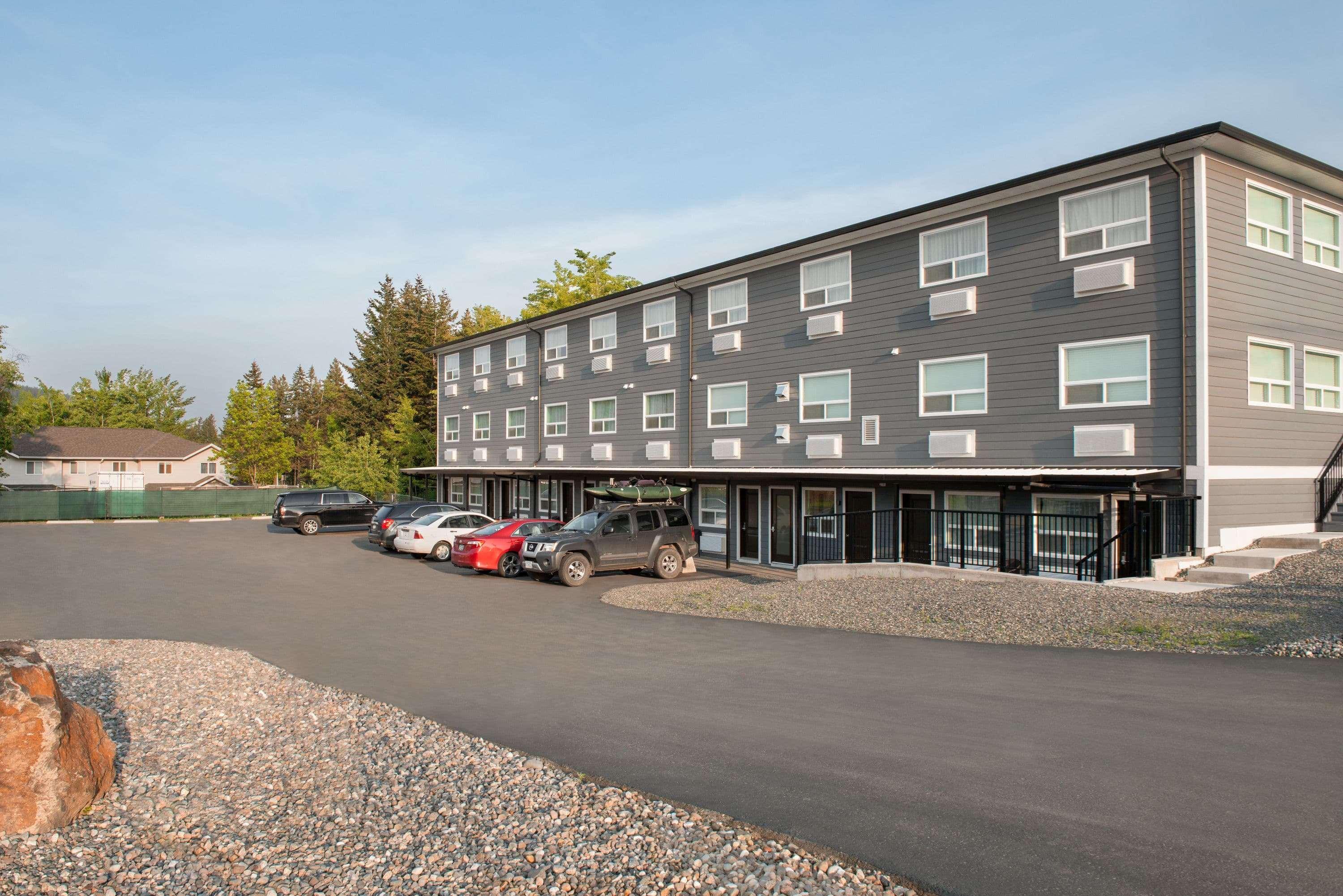 Days Inn By Wyndham 100 Mile House Екстериор снимка