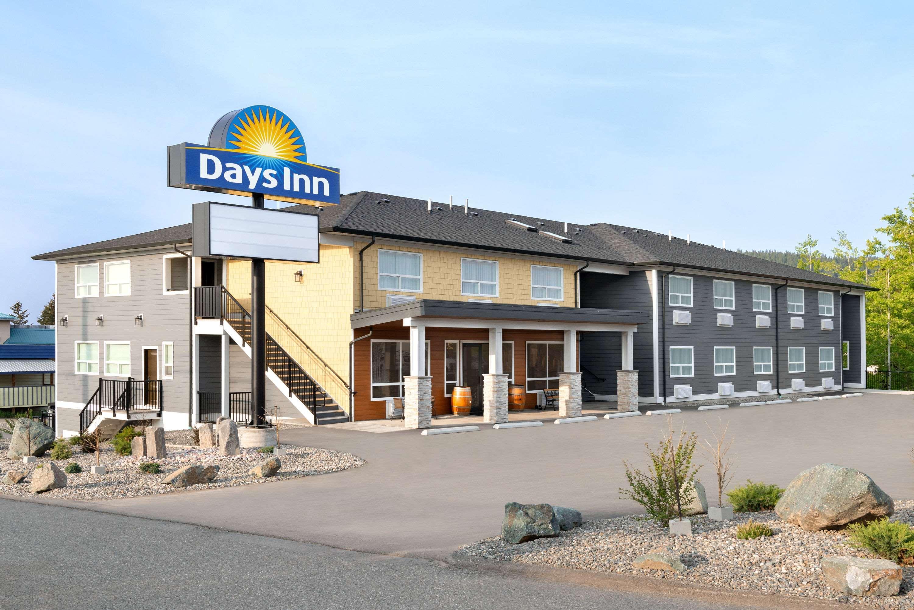 Days Inn By Wyndham 100 Mile House Екстериор снимка