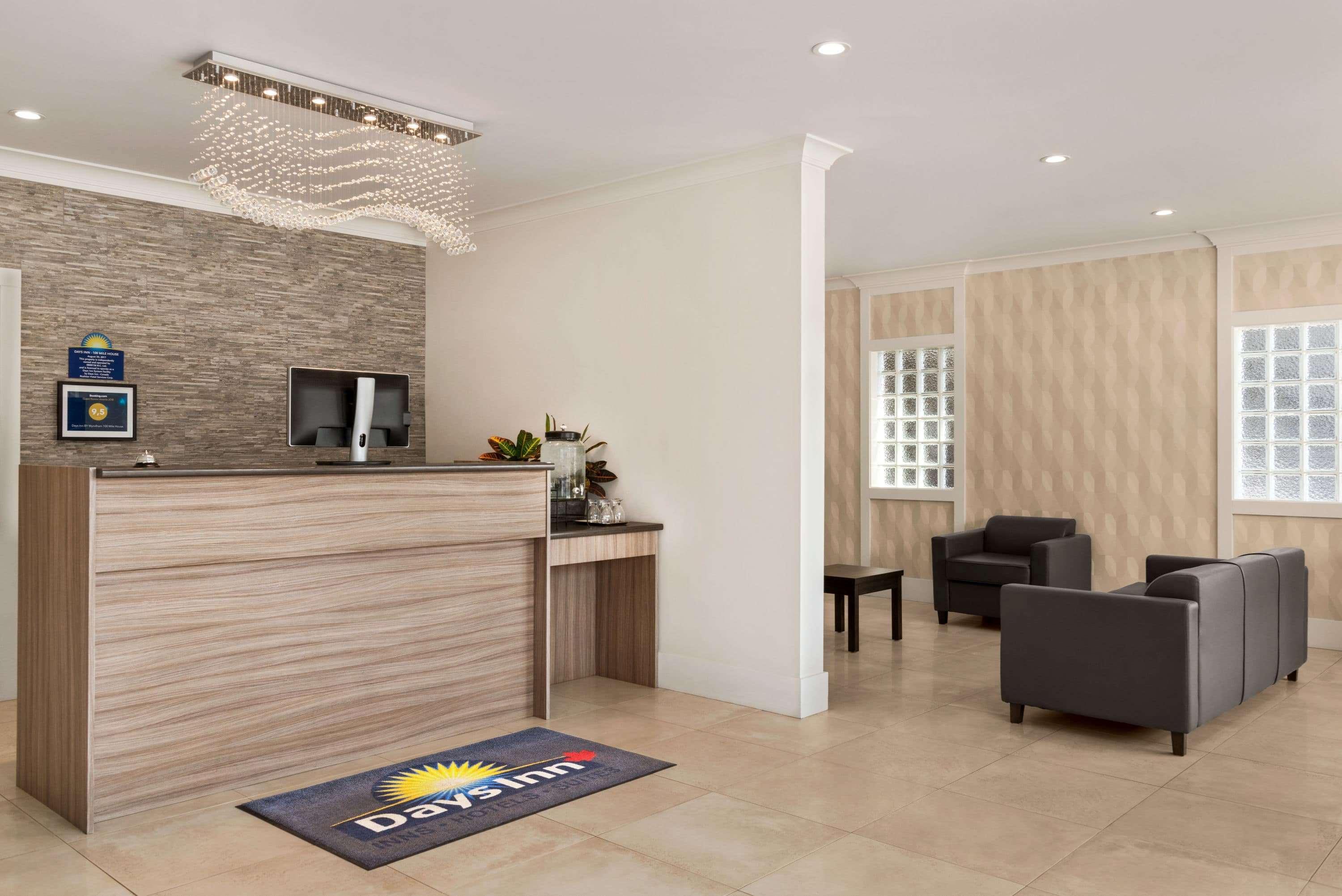 Days Inn By Wyndham 100 Mile House Екстериор снимка
