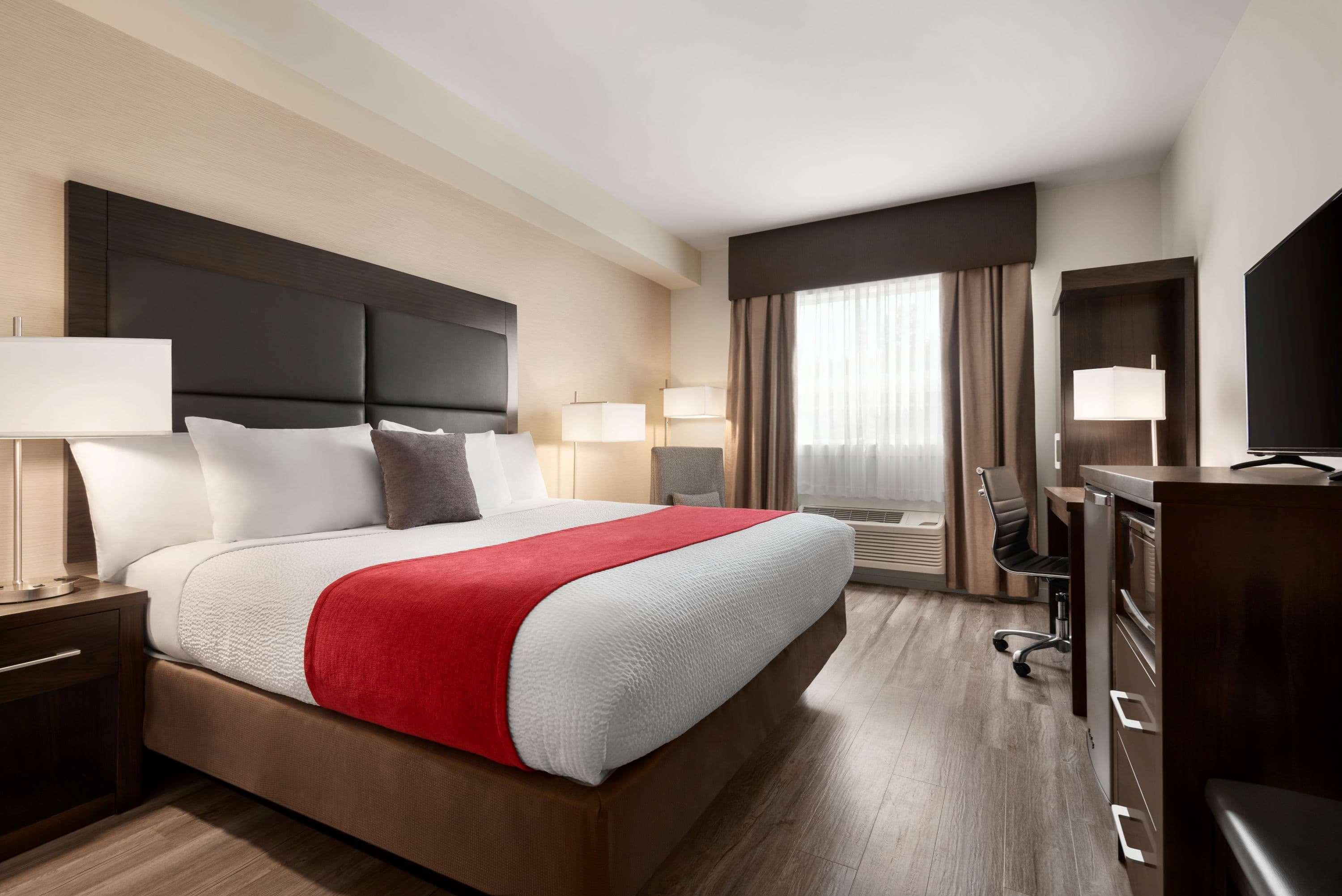 Days Inn By Wyndham 100 Mile House Екстериор снимка