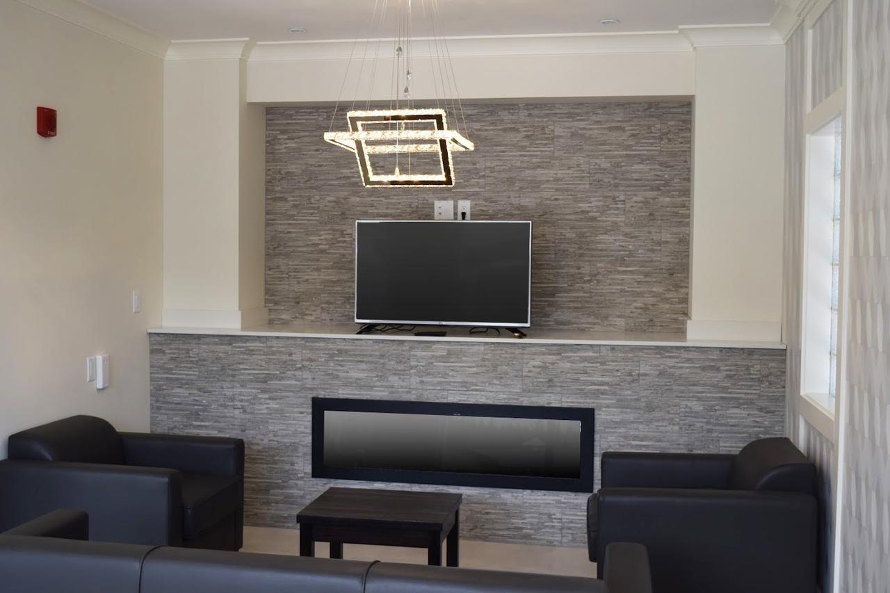 Days Inn By Wyndham 100 Mile House Екстериор снимка